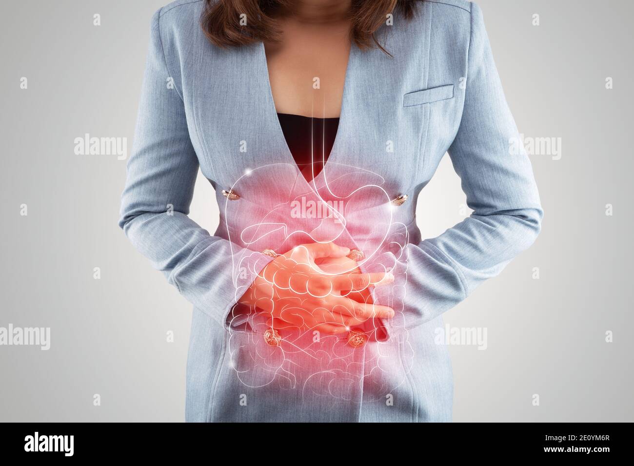 Abbildung der inneren Organe ist auf dem Körper der Frau vor dem grauen Hintergrund. Geschäftsfrau berühren Magen schmerzhaft leiden an Enteritis. Stockfoto