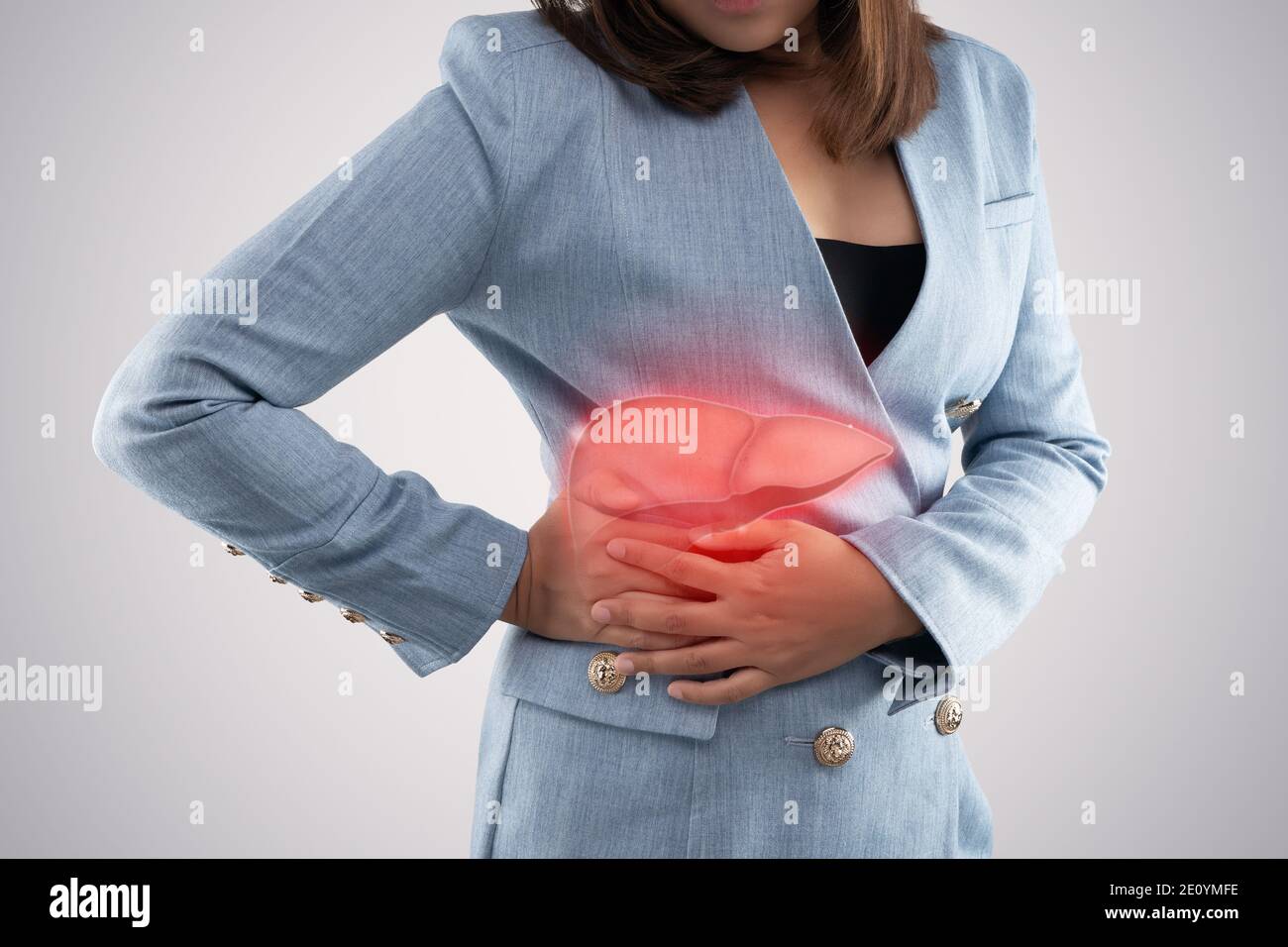 Das Foto der Leber auf den Körper der Frau vor grauem Hintergrund, Hepatitis, Konzept mit Gesundheit und Medizin. Stockfoto