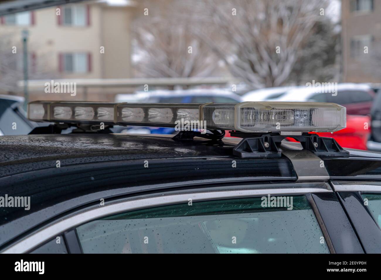 Lichtbalken auf dem Dach einer schwarzen Polizei montiert Auto mit  Tröpfchen von Regenwasser Stockfotografie - Alamy