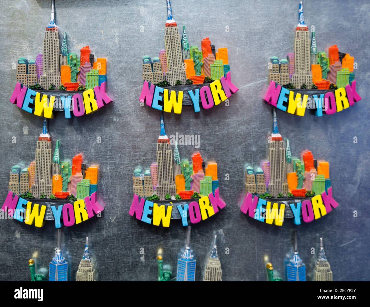 New York City, NY (USA) - 16. November 2019: New York Souvenirs, Kühlschrankmagnete und Merchandise zum Verkauf an einem Stand in Manhattan Stockfoto