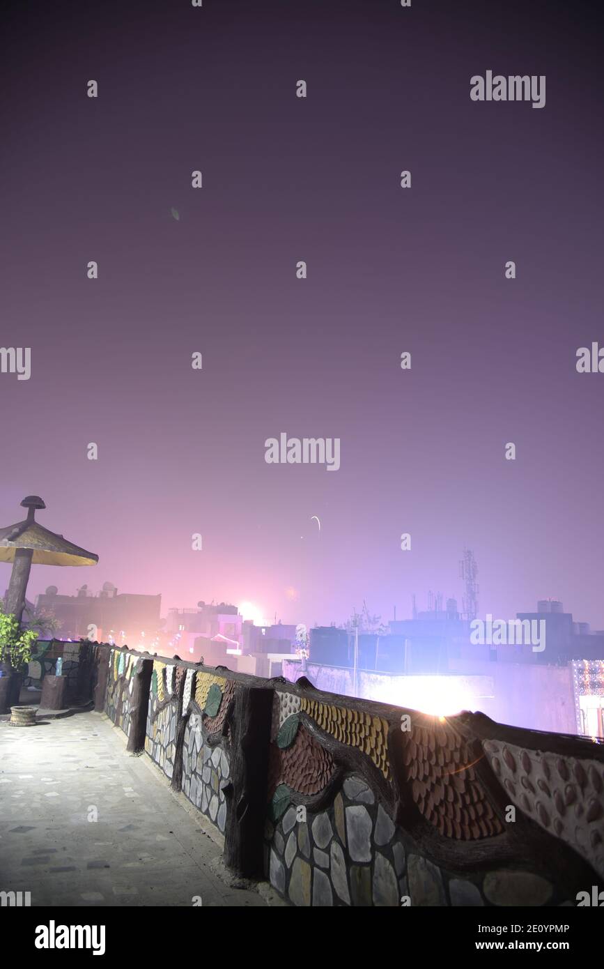 Himmel Feuerwerk erstaunliche Strahlen Himmel während der indischen religiösen Diwali / Depawali Feier in Neu-Delhi, Indien Stockfoto