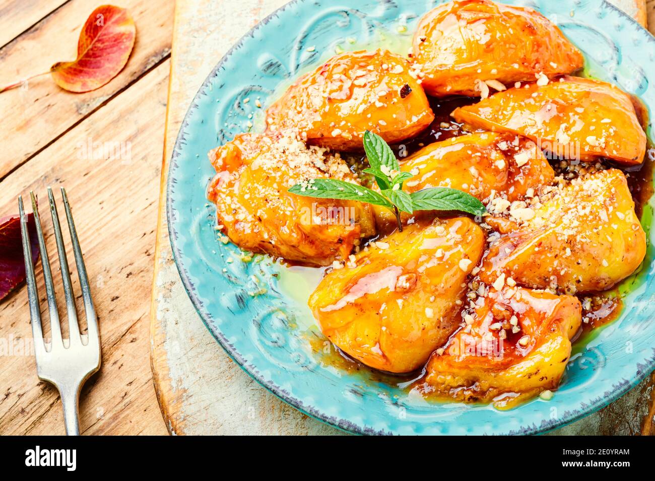 Stücke von karamellisiertem Persimmon.Herbst Dessert Süße, karamellisiertem Persimmon. Stockfoto