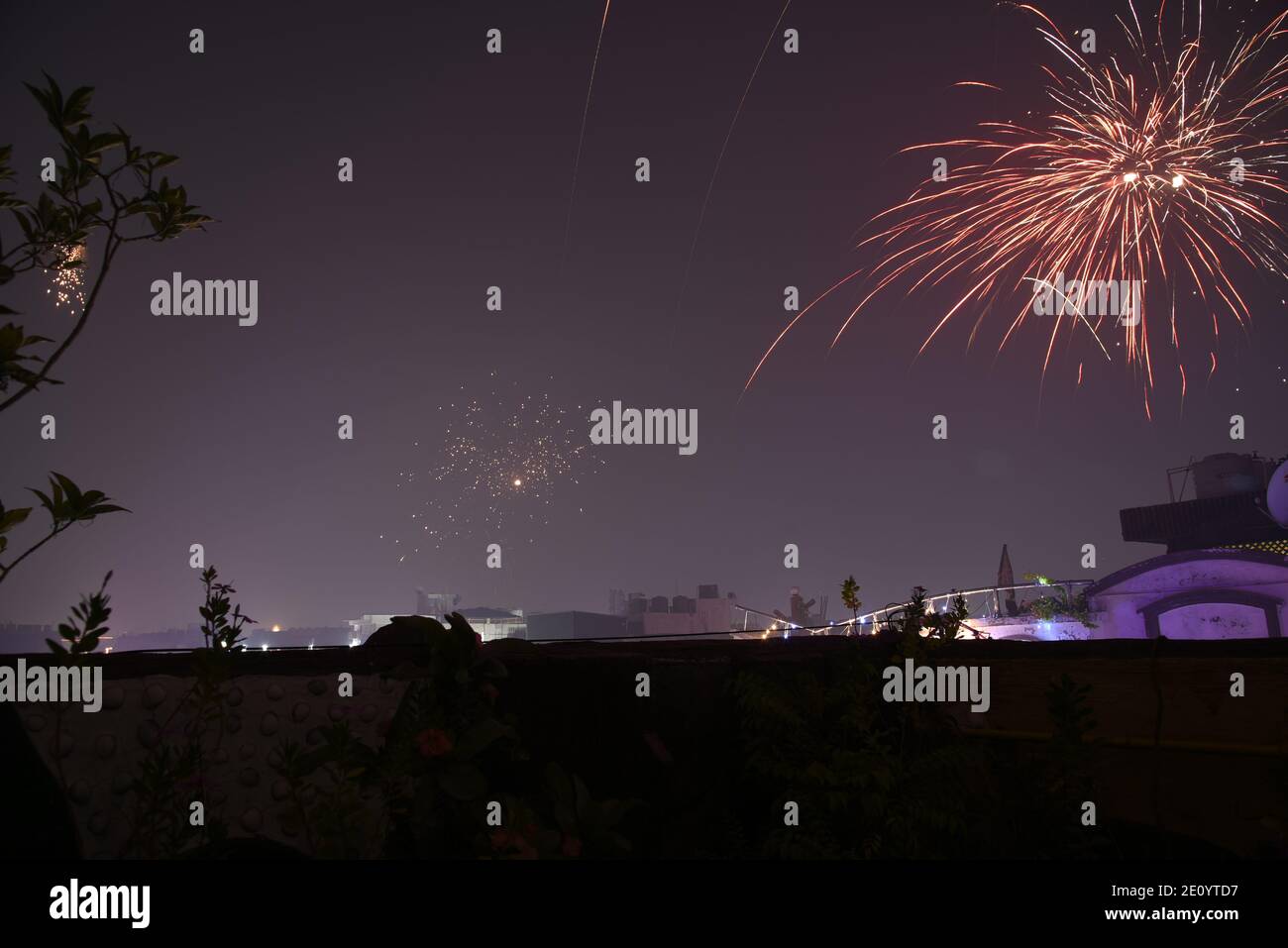 Himmel Feuerwerk erstaunliche Strahlen Himmel während der indischen religiösen Diwali / Depawali Feier in Neu-Delhi, Indien Stockfoto