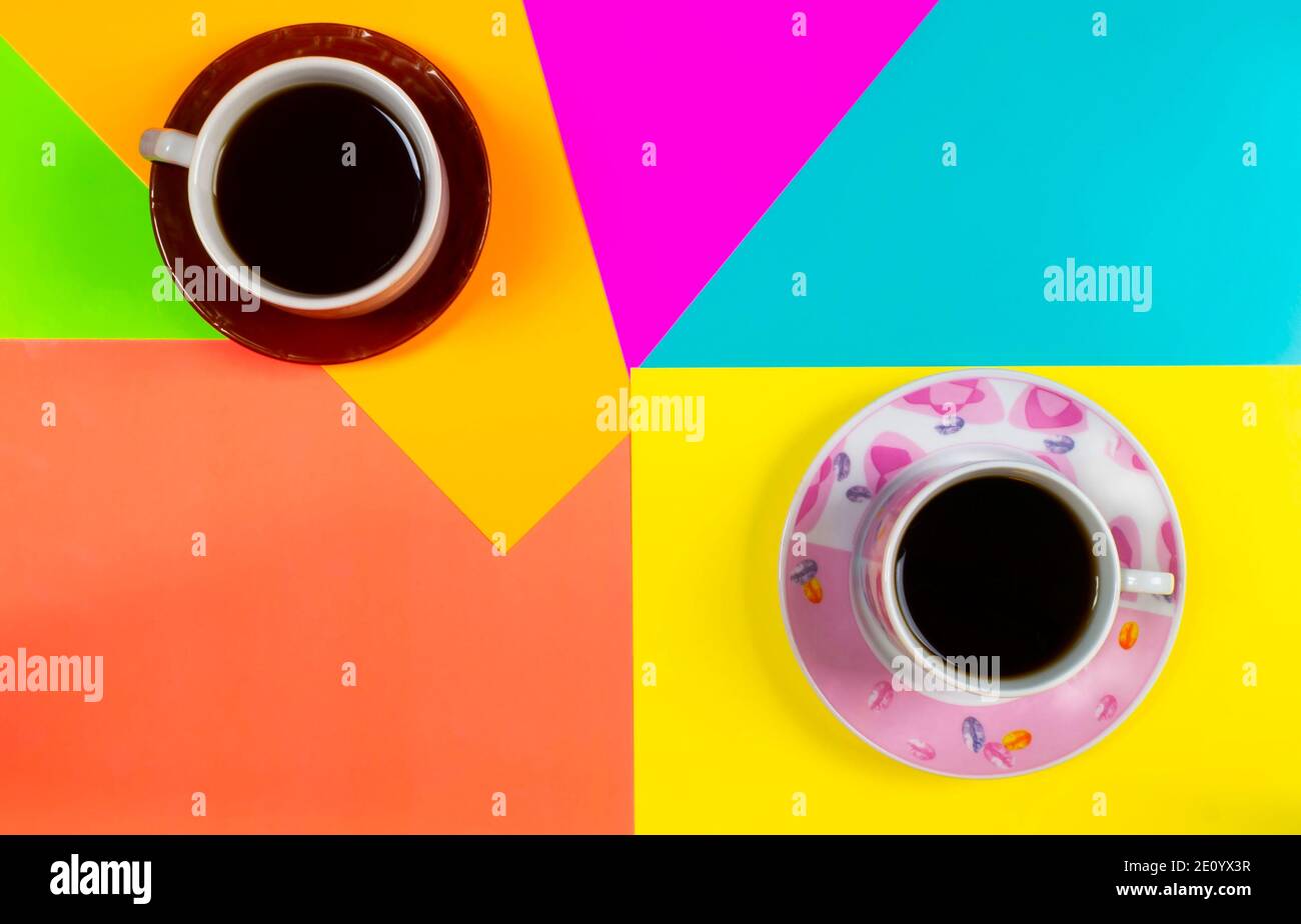 Tassen Kaffee auf buntem Hintergrund. Mit Platz für Ihren Text Stockfoto