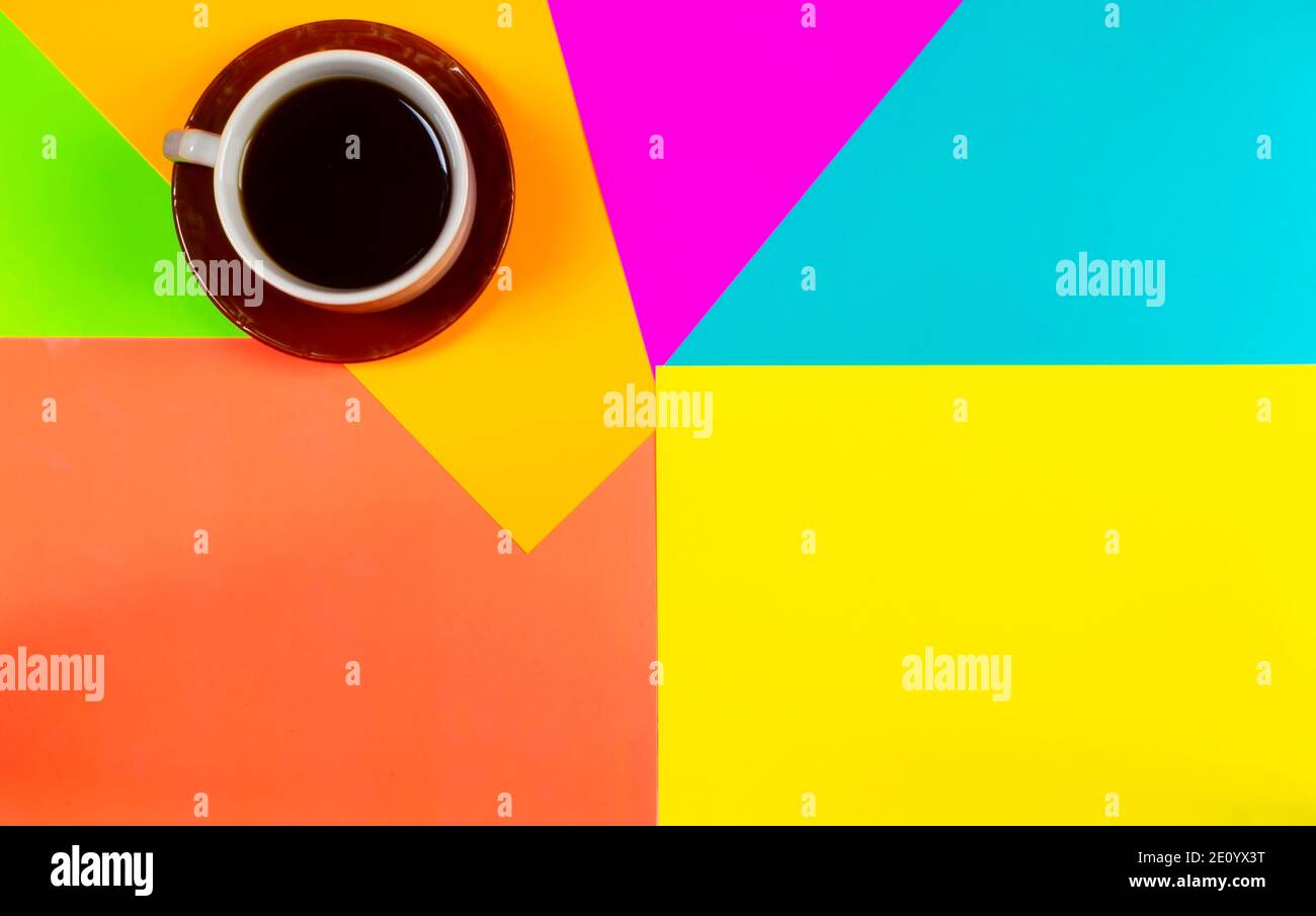 Tasse Kaffee auf buntem Hintergrund. Mit Platz für Ihren Text Stockfoto