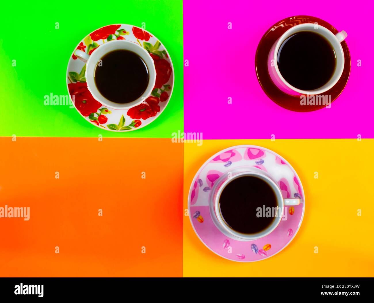 Tassen Kaffee auf buntem Hintergrund. Mit Platz für Ihren Text Stockfoto