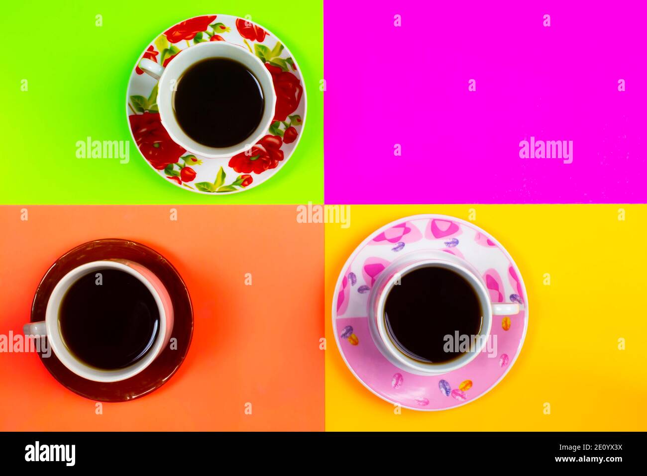 Tassen Kaffee auf buntem Hintergrund. Mit Platz für Ihren Text Stockfoto