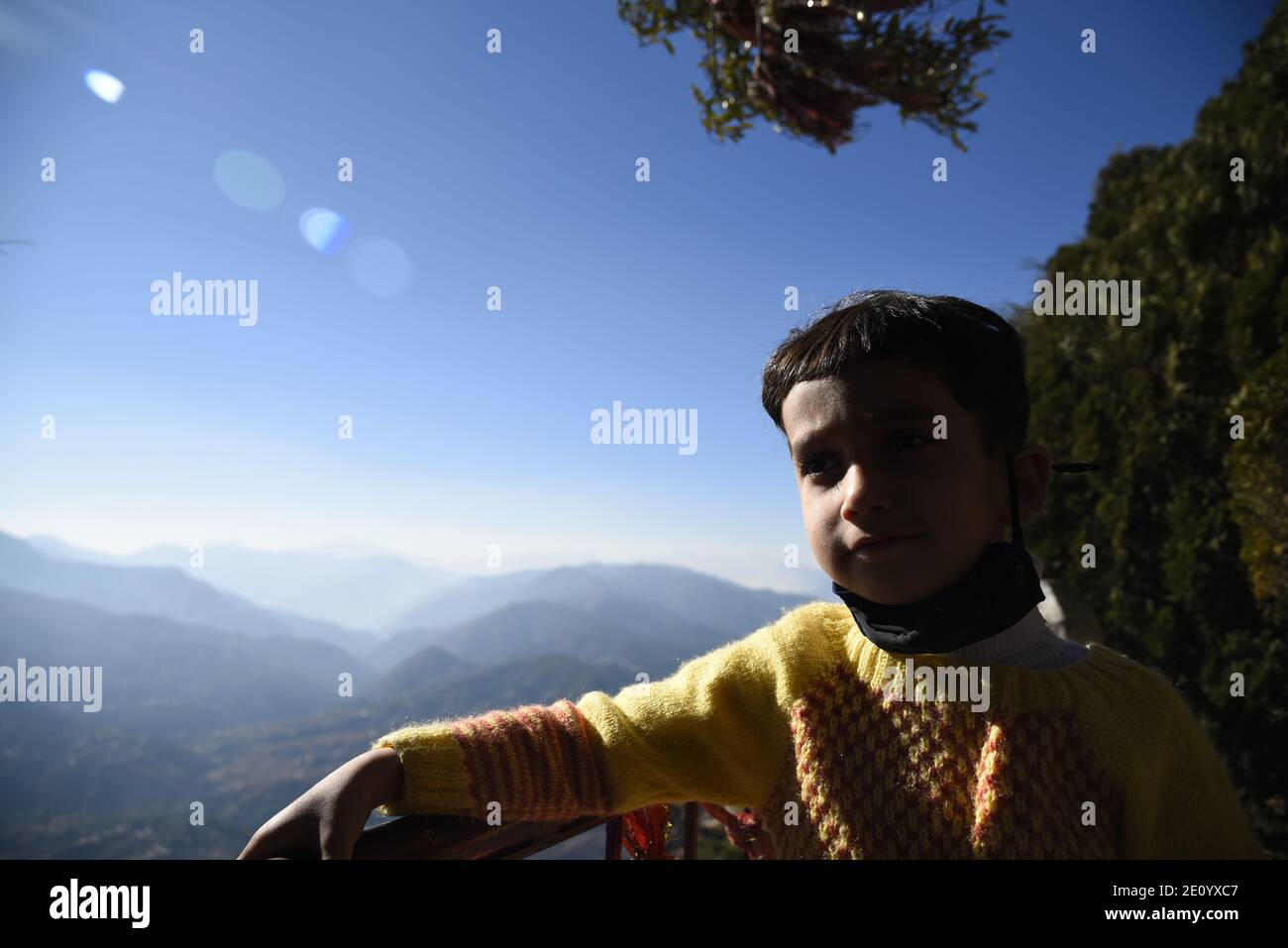 Landschaftlich schöner Schnee Himalaya Bergblick vom Hindu Lord Shiva Mukteshwar Tempel im Nainital District Uttarakhand Staat. Stockfoto