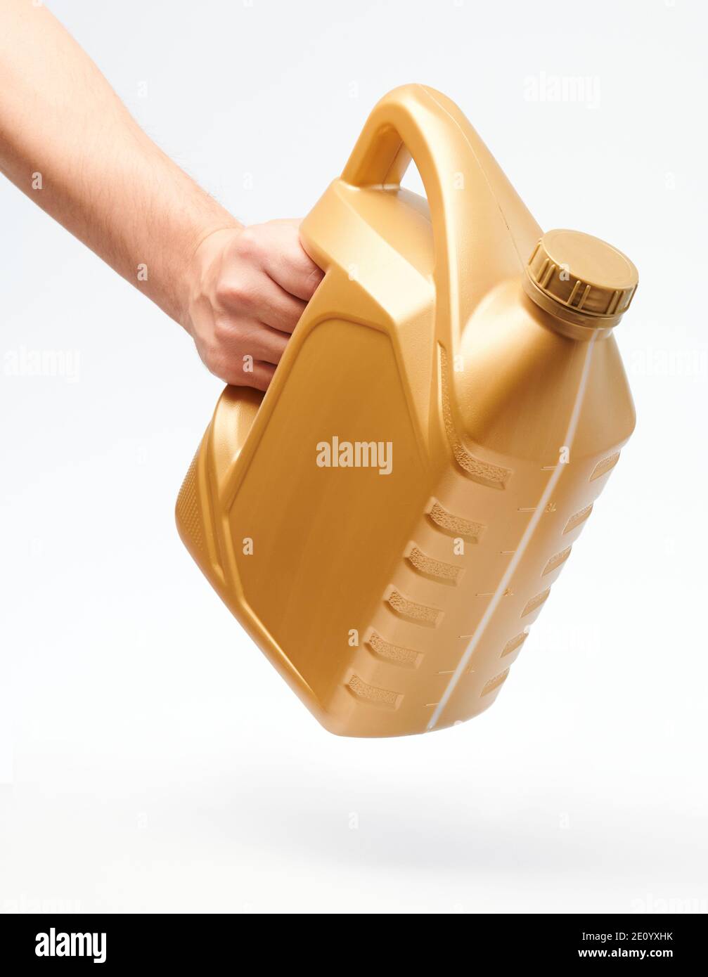Gelbe Kunststoff-Kanister für Flüssigkeit in der Hand isoliert Nahaufnahme Anzeigen Stockfoto
