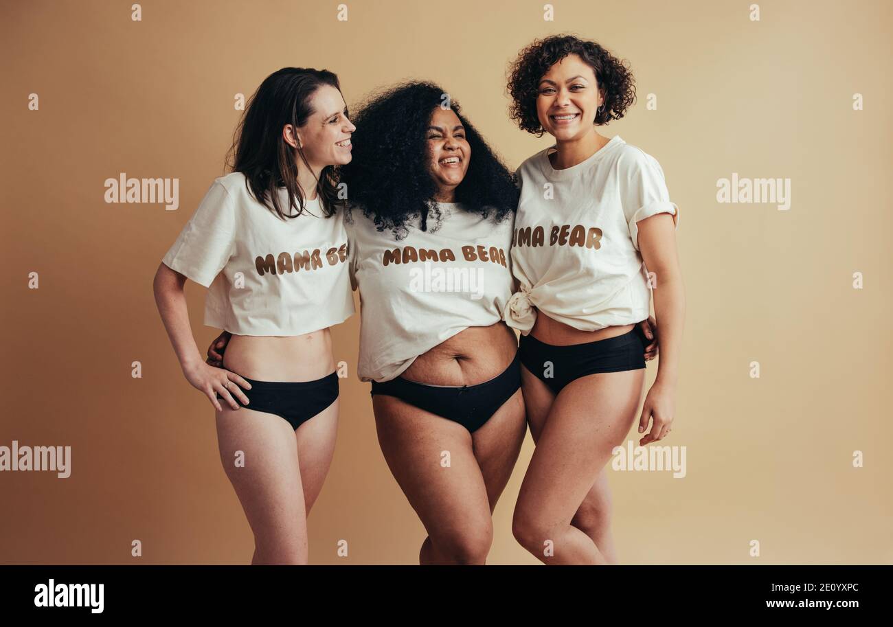 Glückliche echte Mütter tragen zusammen mit dem Maman Bär T-Shirts. Schöne und gesunde Mütter. Stockfoto Glückliche echte Mütter tragen zusammen mit dem Maman Bär T-Shirts. Schöne und gesunde Mütter. Stockfoto