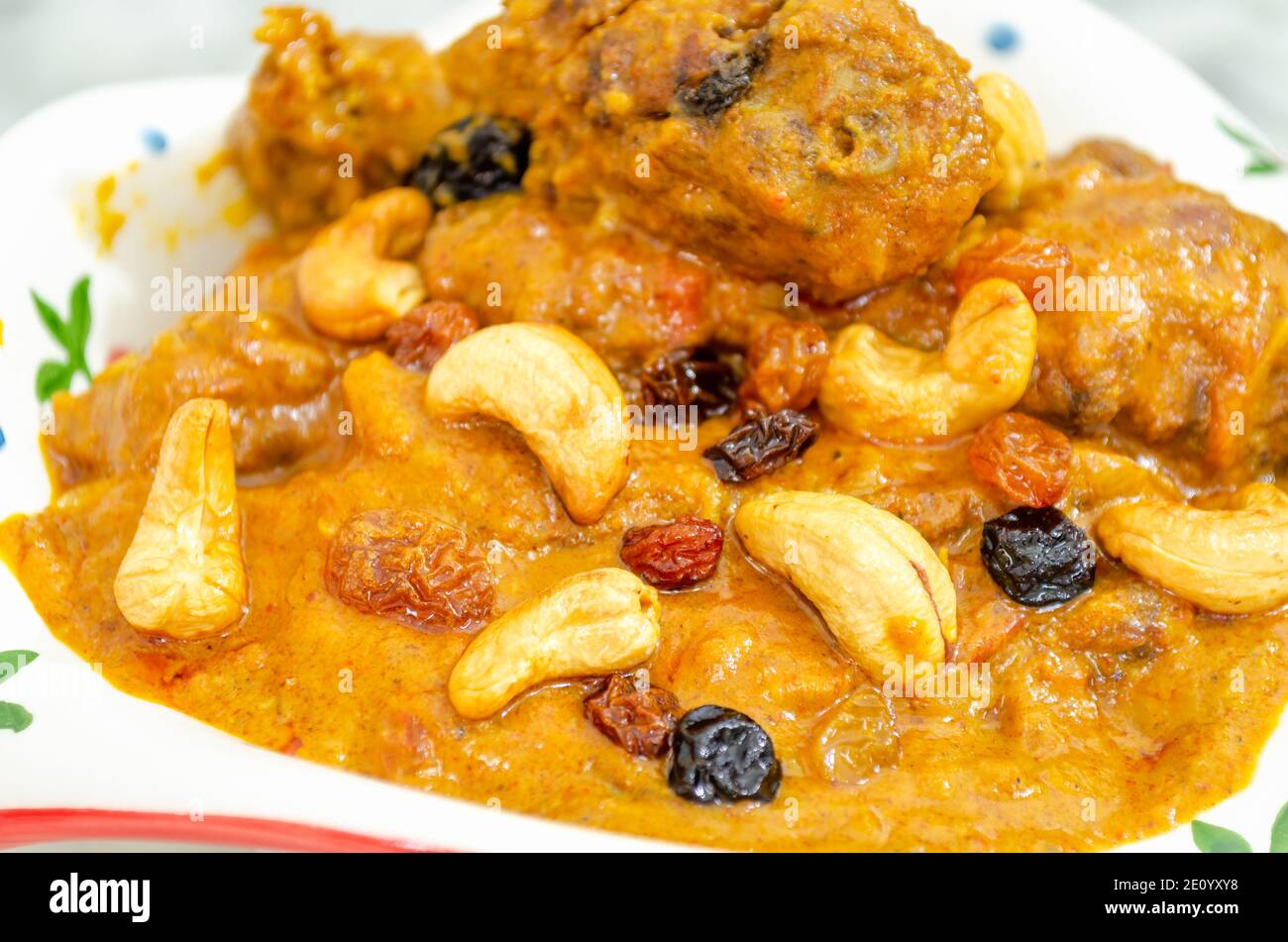 Nahaufnahme eines sehr leckeren Chicken Curry mit Cashew hinzugefügt Nüsse und Rosinen Stockfoto