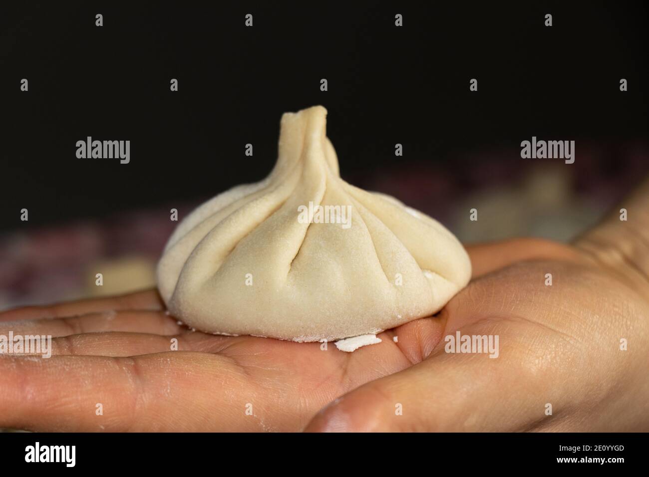 Georgische Khinkali. Hände Vorbereitung Georgian Dumpling - Krinkali mit Hackfleisch. Stockfoto
