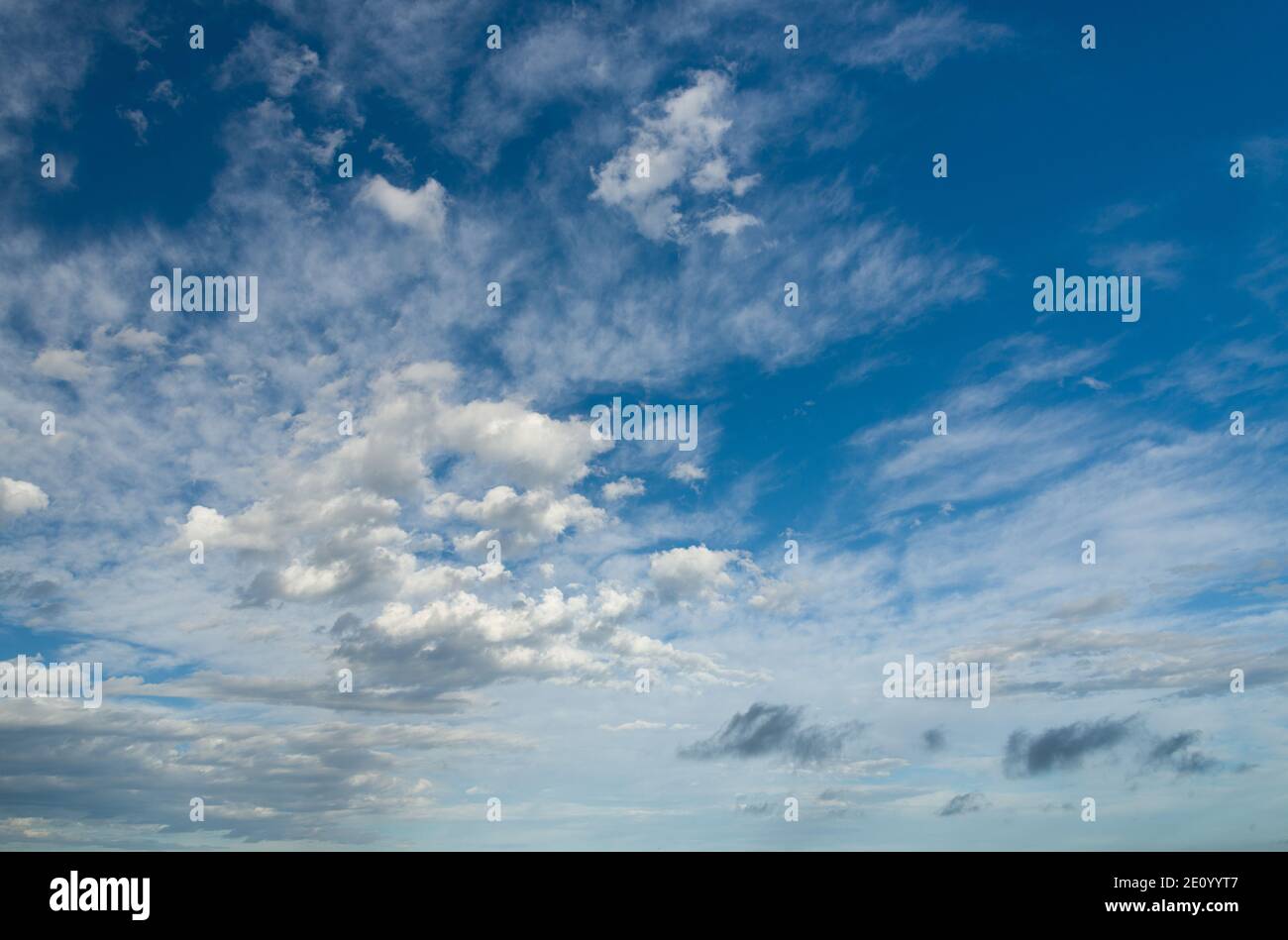 Hellweiße Wolken in blauem sonnigen Himmel Stockfoto