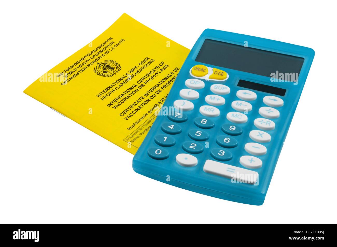 Impfzertifikat und Rechner isoliert auf weißem Hintergrund Stockfoto