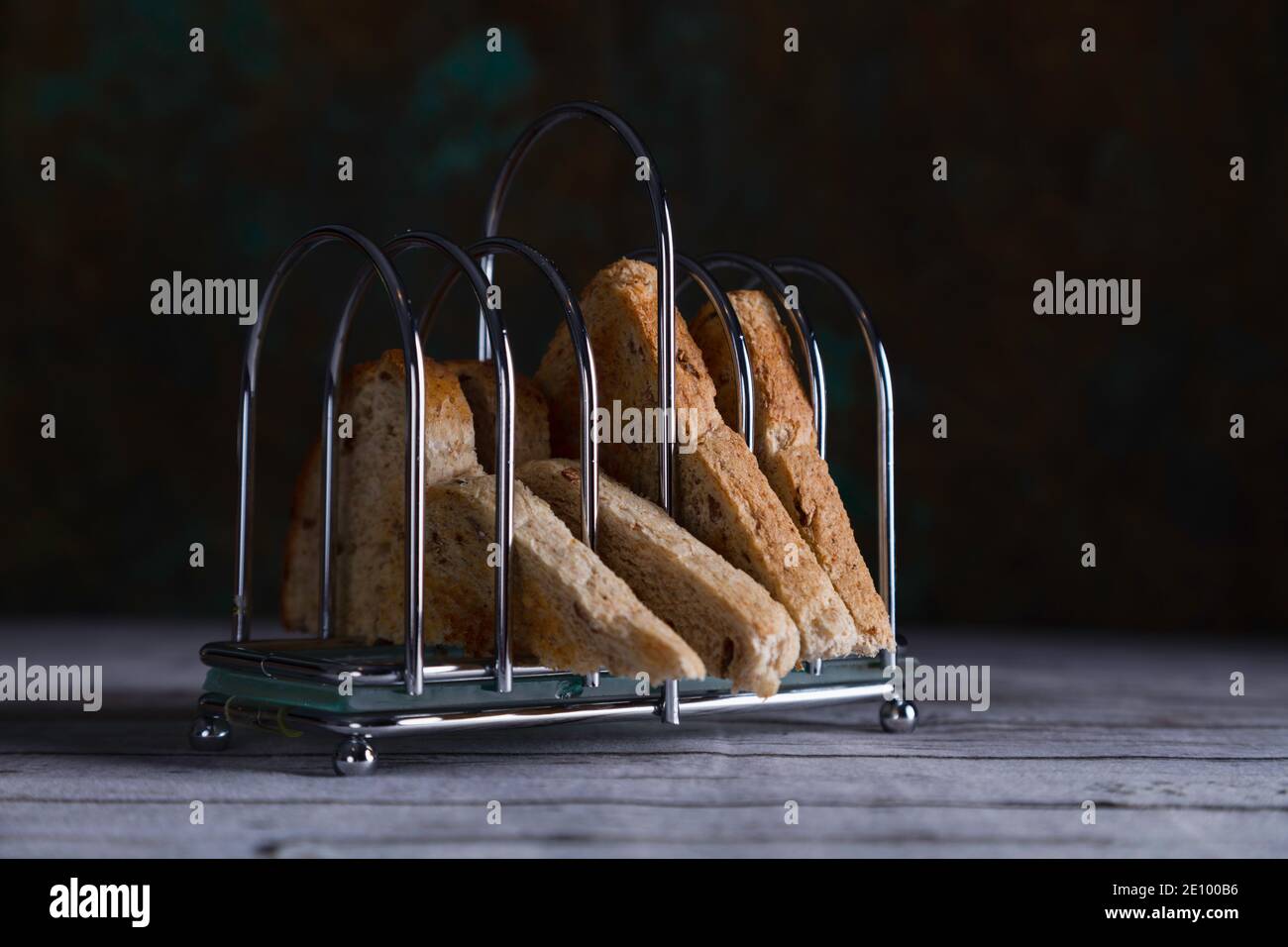 Geröstetes braunes Brot in einer Toastablage. Stockfoto