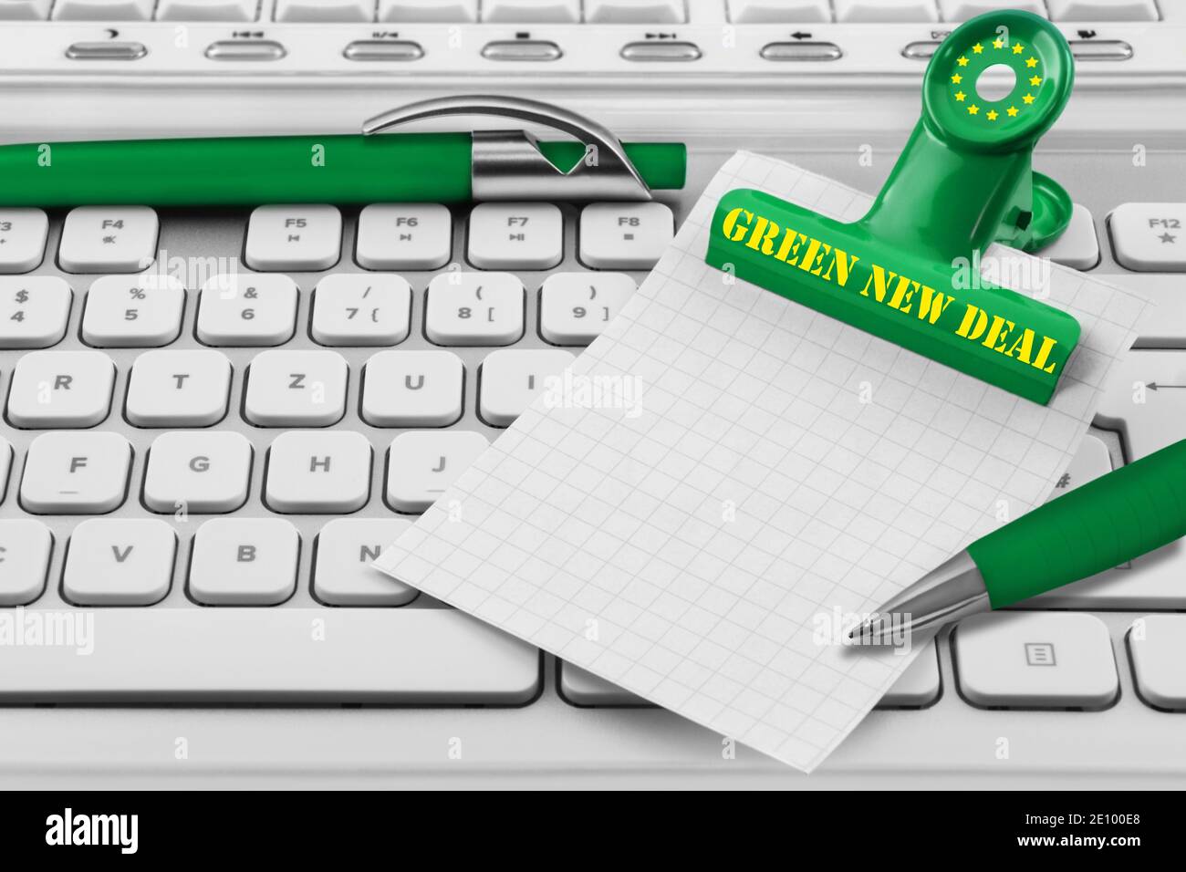 Green New Deal und Papier Hintergrund mit PC-Tastatur Stockfoto