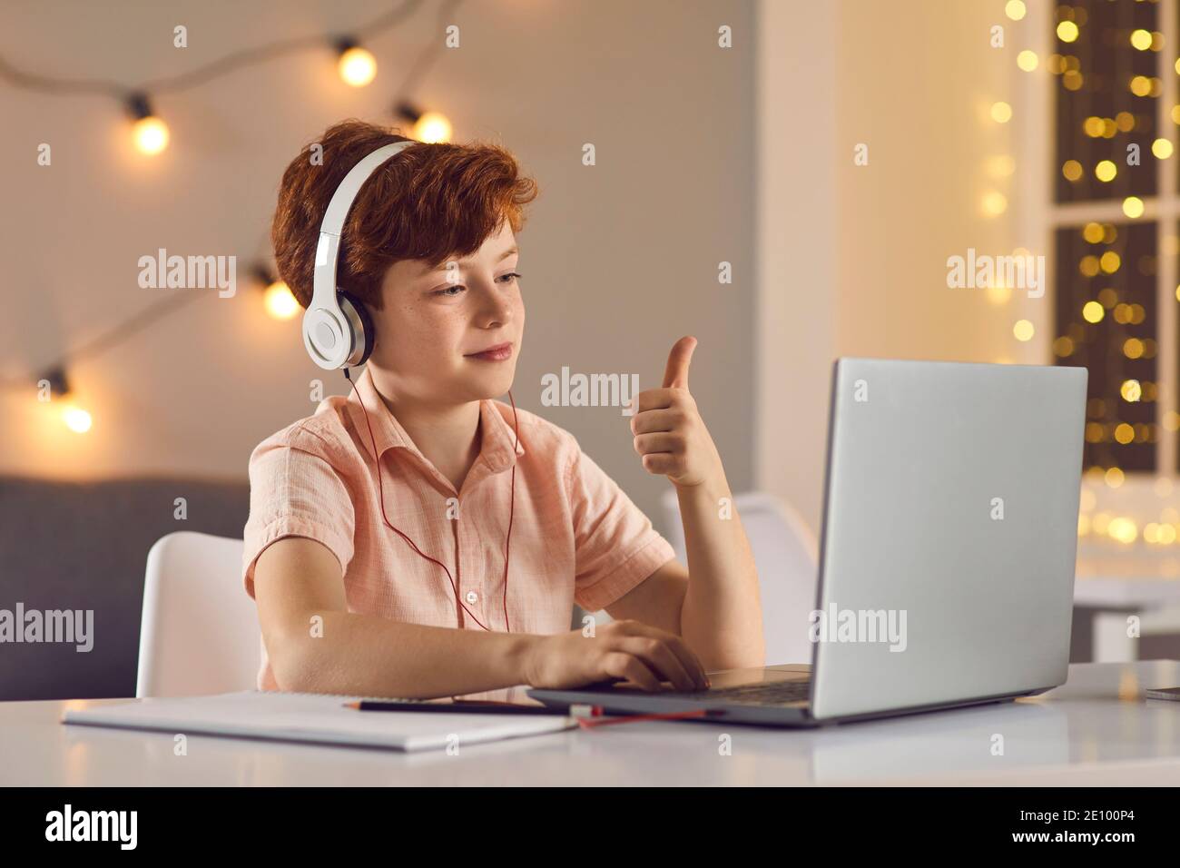 Kleiner Junge zeigt Geste Cool Blick auf Laptop-Bildschirm beim Chatten per Videoanruf. Stockfoto