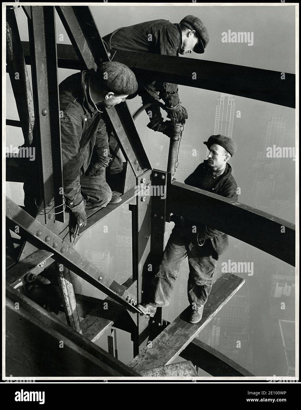 Altes Lewis Hine-Foto von Steeplejacks, die hoch über den Straßen der Stadt arbeiten Stockfoto