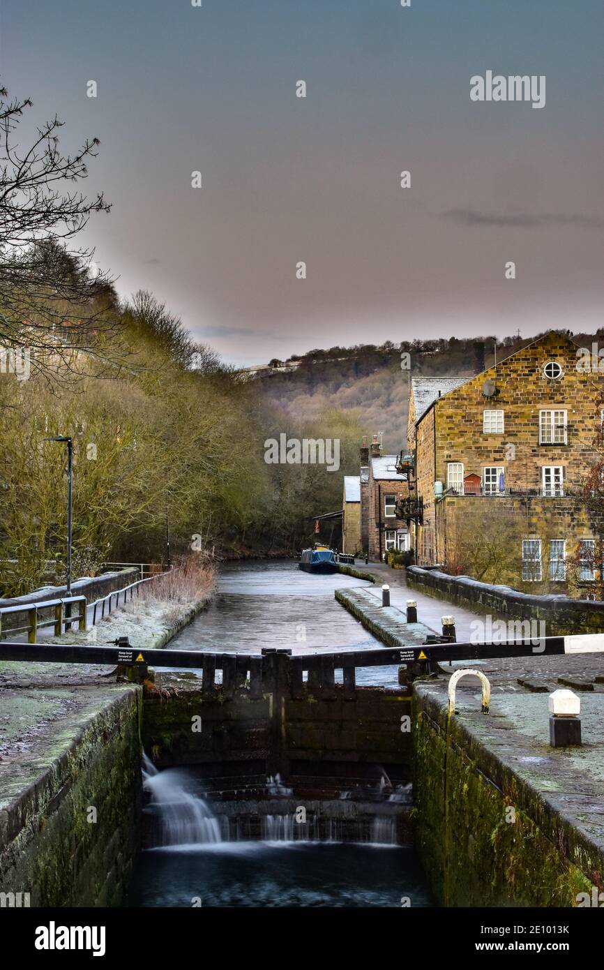 Black Pit Lock und Aquädukt, gefrorener Rochdale Canal, Hebden Bridge, West Yorkshire Stockfoto