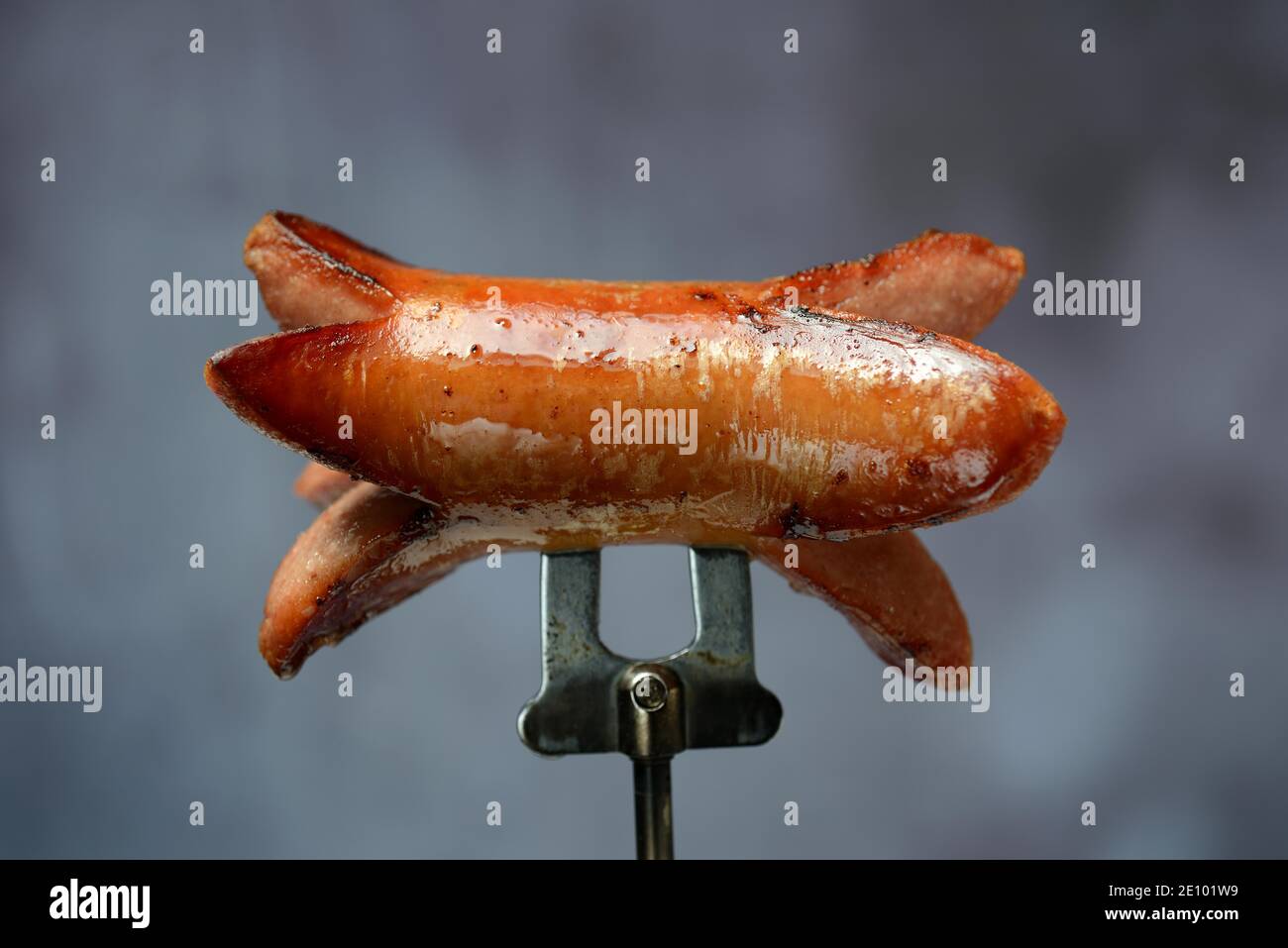 Grillwurst auf Spieß, Grillwurst, Deutschland, Europa Stockfoto