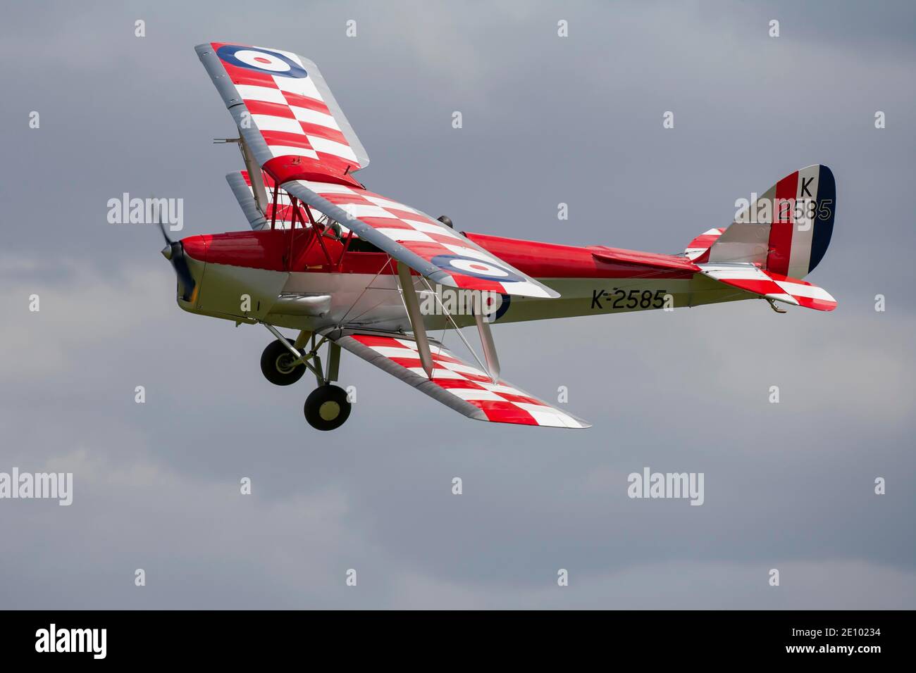 De Havilland DH.82 Tiger Moth Flugzeuge im Flug in Royal Air Force Markierungen, Cambridgeshire, England, Großbritannien, Europa Stockfoto