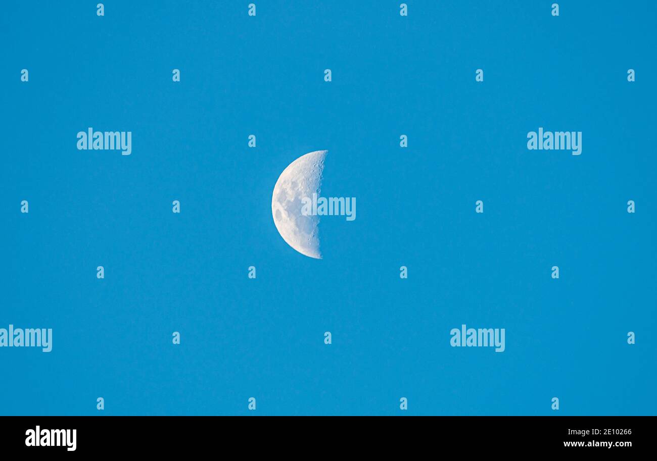 Halbmond, abnehmender Mond gegen blauen Himmel, Neuseeland, Ozeanien Stockfoto