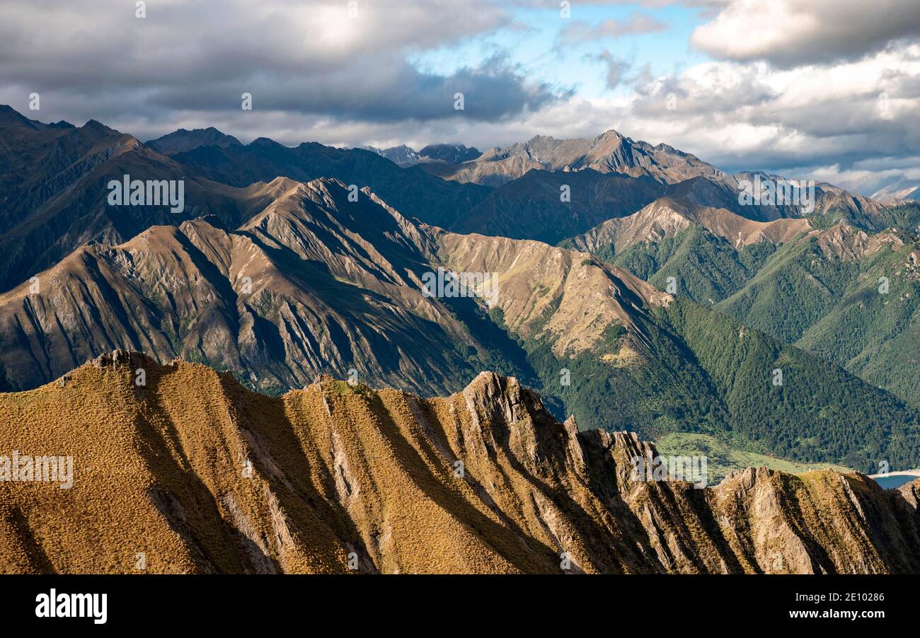 Blick auf überwuchert, abgestufte Bergketten, Blick vom Isthmus Peak, Bergpass The Neck, Wanaka, Otago, Südinsel, Neuseeland, Ozeanien Stockfoto