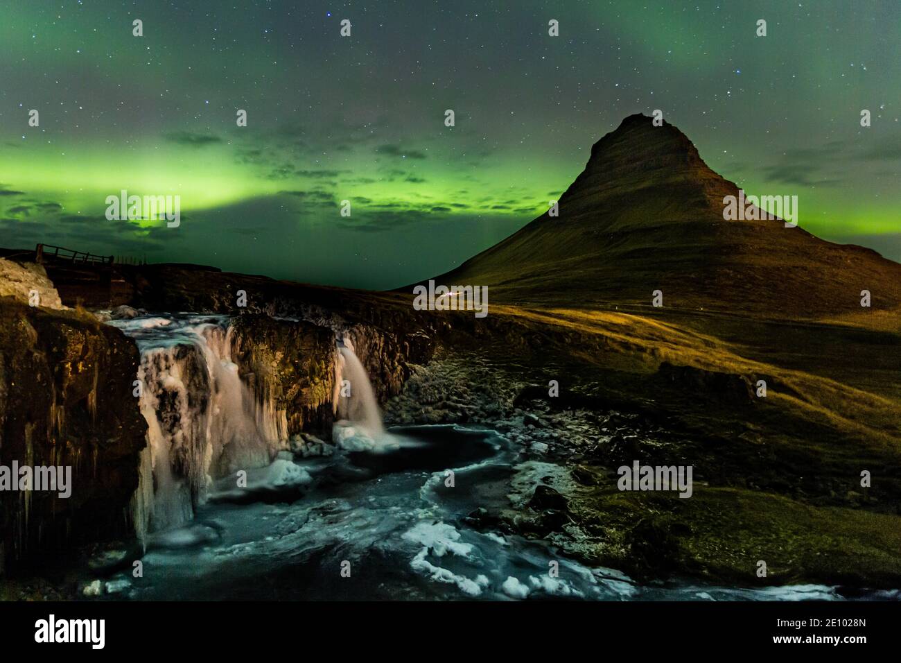 Aurora Borealis, Kirkjufellsfoss mit Mount Kirjufell, Snæfellsnes Halbinsel, Island, Europa Stockfoto