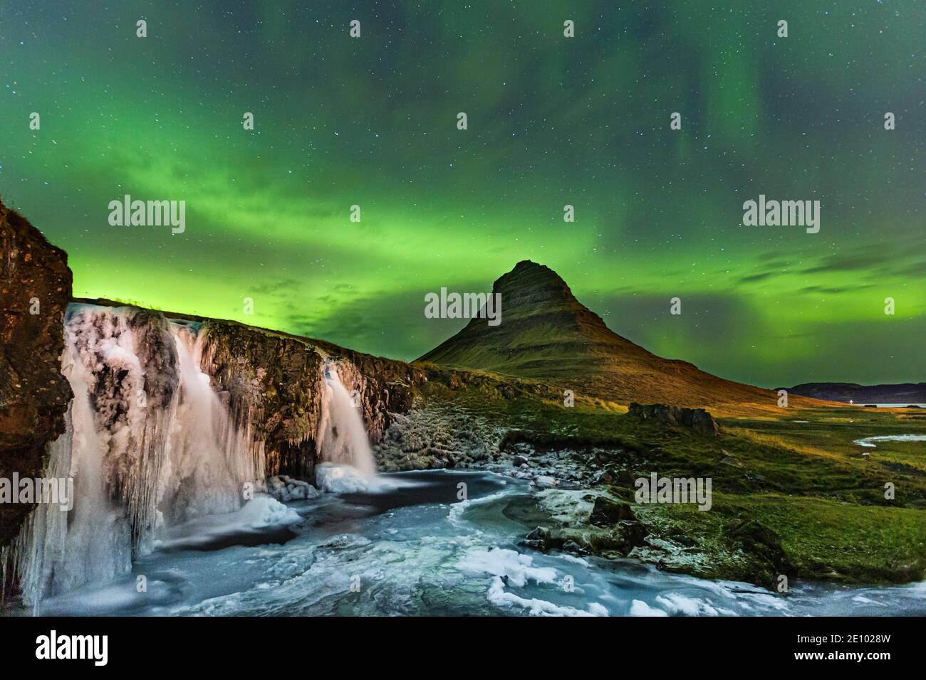 Aurora Borealis, Kirkjufellsfoss mit Mount Kirjufell, Snæfellsnes Halbinsel, Island, Europa Stockfoto