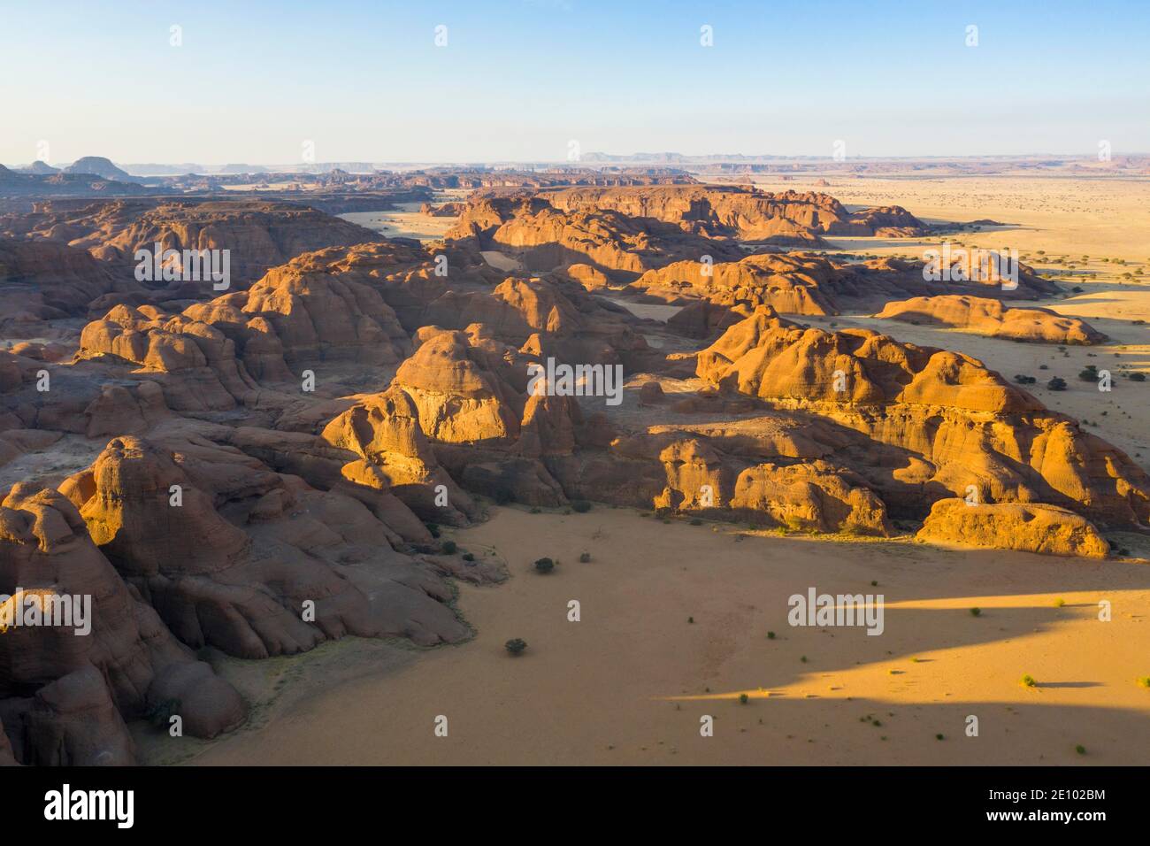 Luftaufnahme des UNESCO-Welterbes Sehenswürdigkeit Ennedi Plateau, nördlicher Tschad, Tschad, Afrika Stockfoto