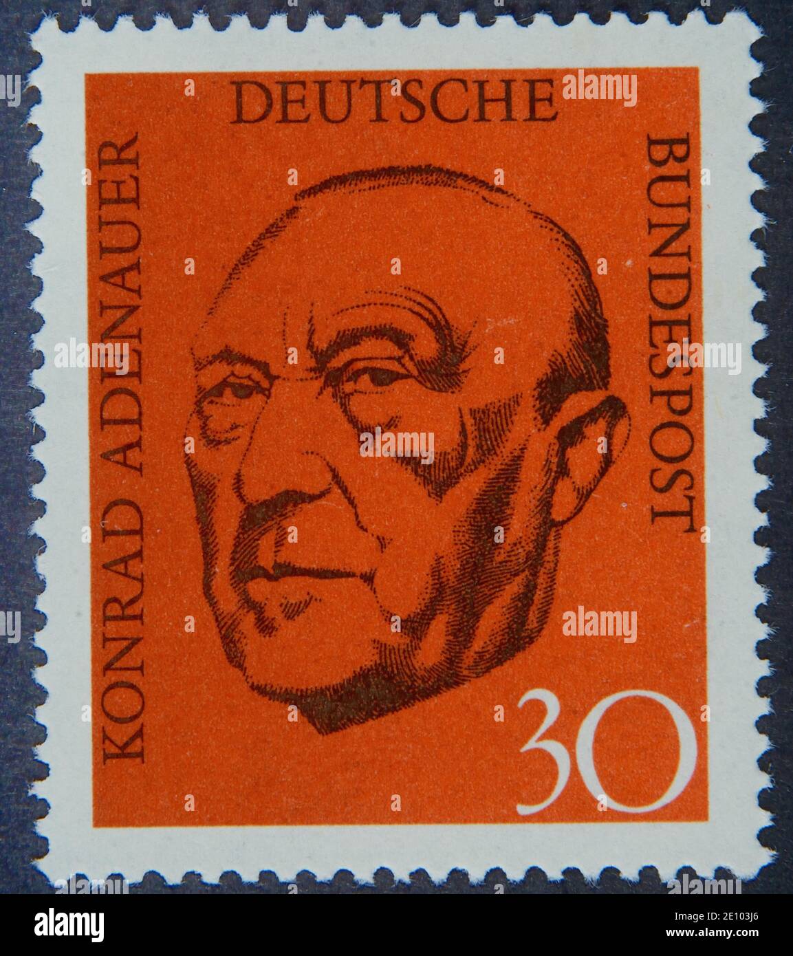 Konrad Adenauer, erster Bundeskanzler der Bundesrepublik Deutschland 1949?63, Porträt auf deutscher Briefmarke Stockfoto
