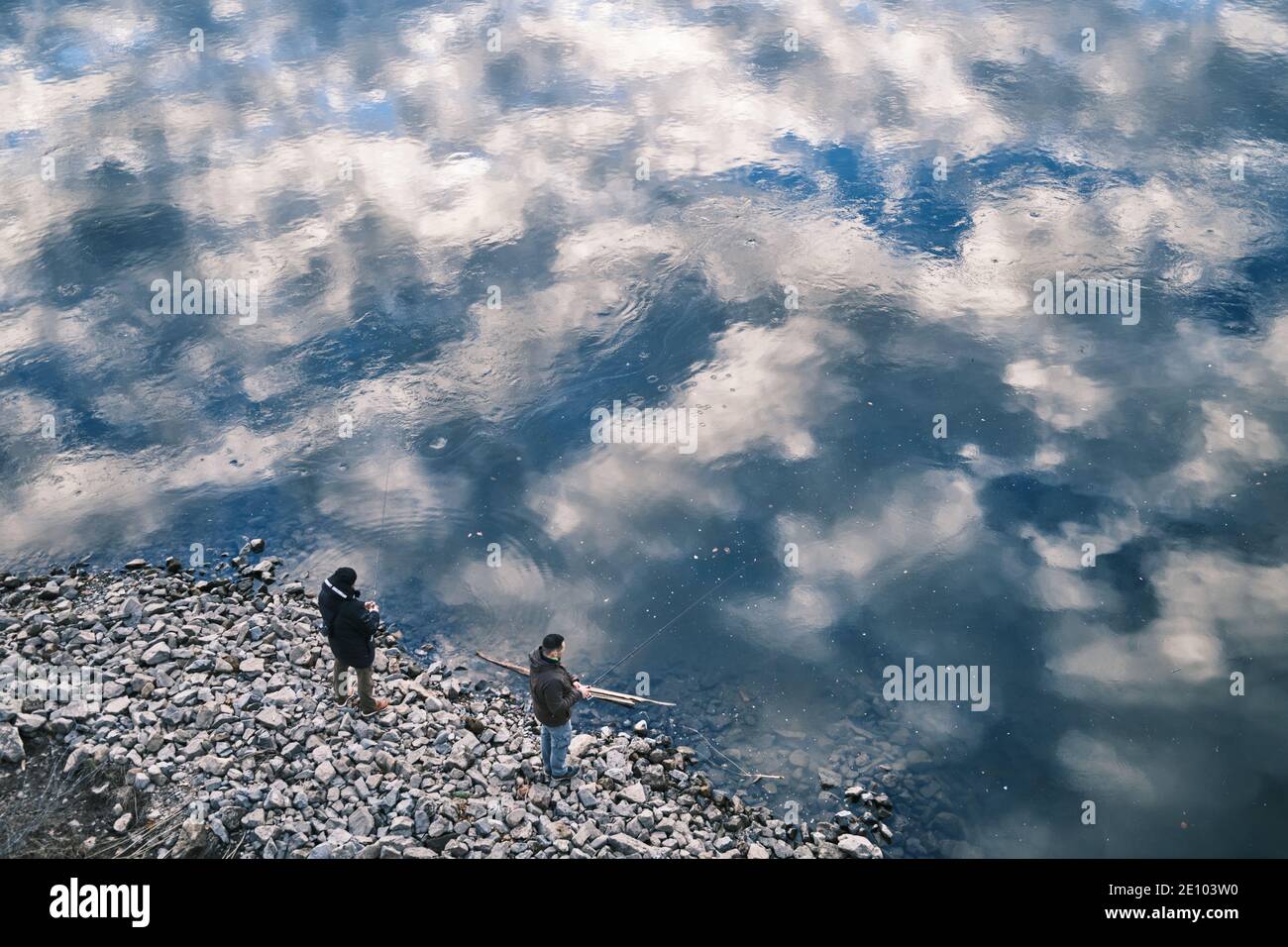 Fischer Angeln schöne Reflexionen blauen Himmel Wolken See Stockfoto