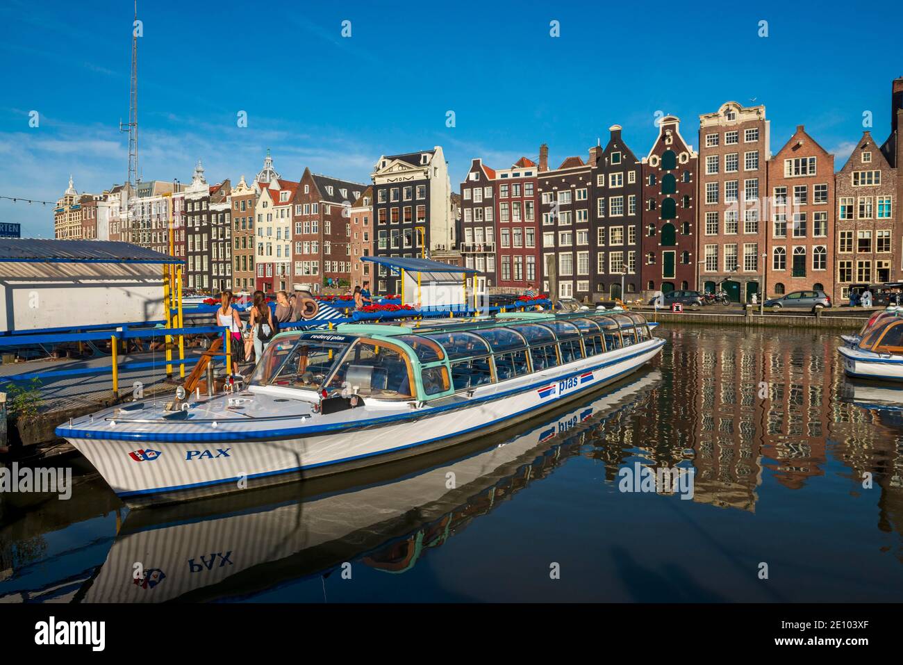 Ausflugsboot am Hafen, Damrak, Amsterdam, Provinz Nordholland, Niederlande, Amsterdam, Provinz Nordholland, Niederlande Stockfoto