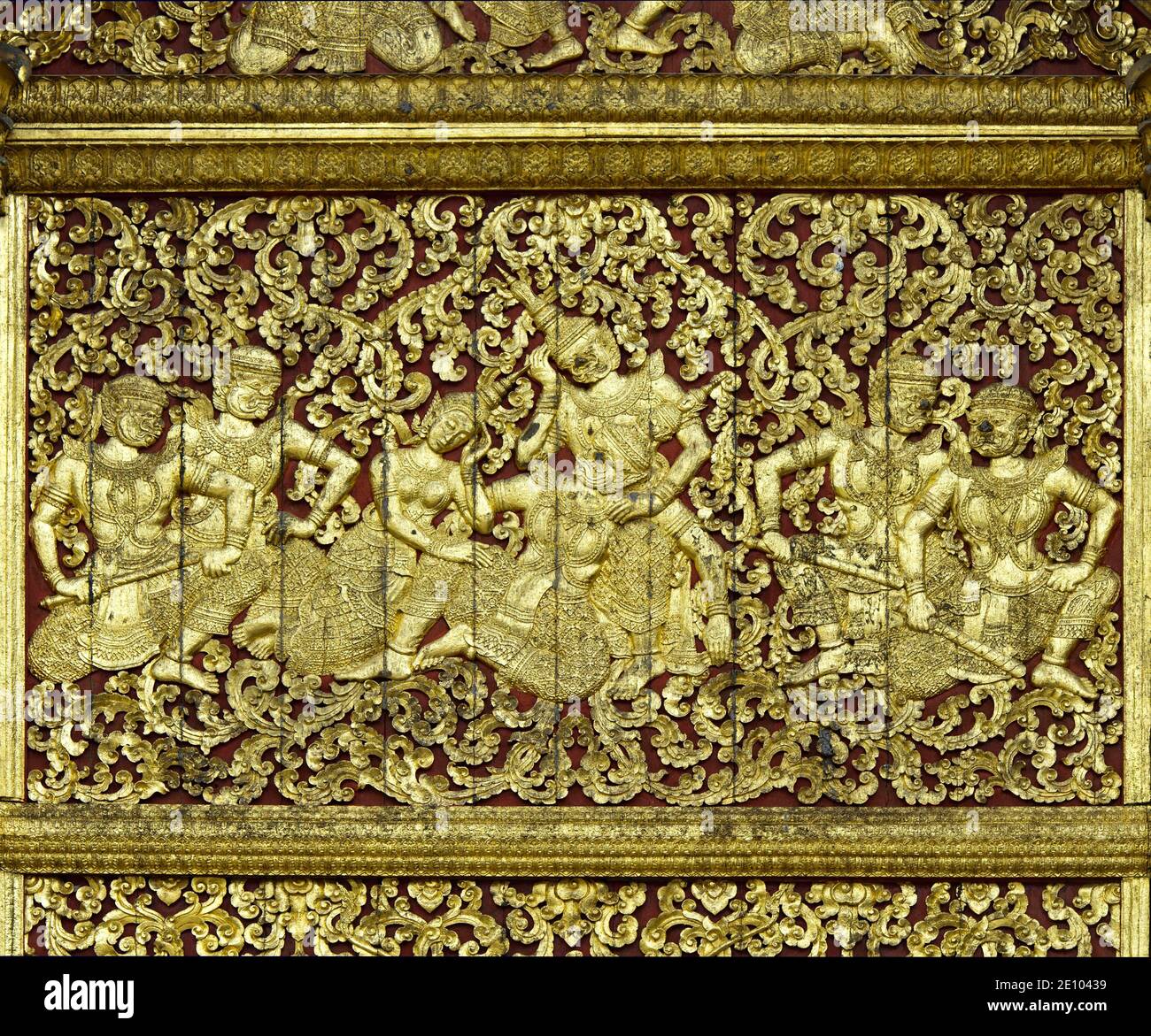 Vergoldete Darstellungen aus der laotischen Version des Ramayana, Lao Pha Lak Pha Lam, Haus der königlichen Beerdigung Chariot, Wat Xieng Thong Tempel, Luang Prabang Stockfoto