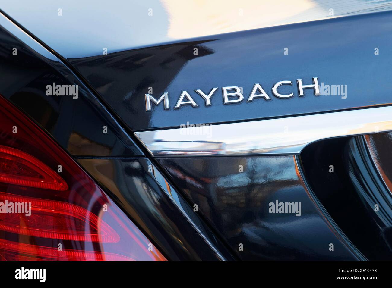 maybach-schriftzug-auf-dem-heck-der-mercedes-maybach-s-klasse