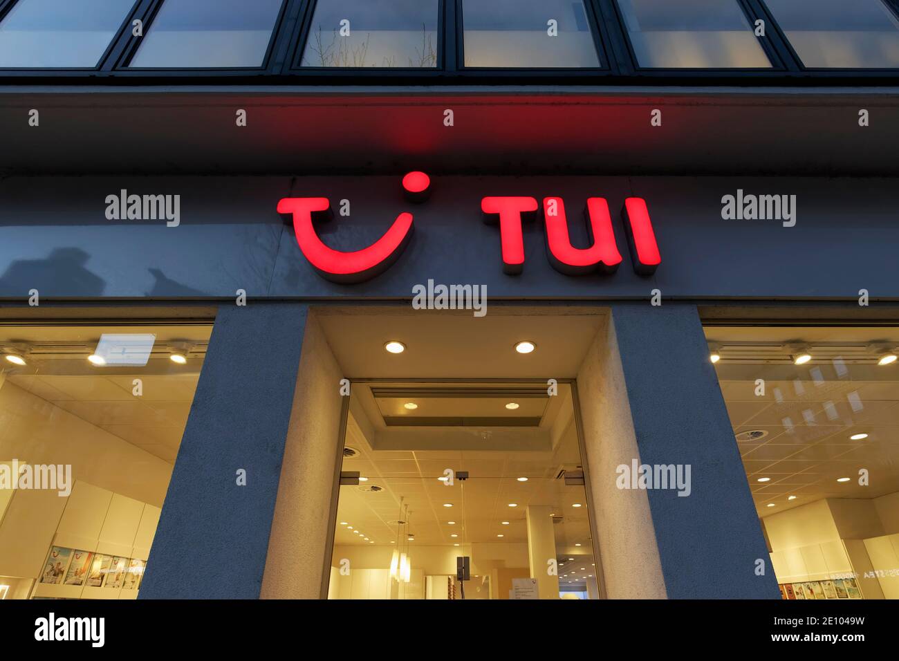 TUI Reisebüro, beleuchtetes Logo an der Fassade, Düsseldorf, Nordrhein-Westfalen, Deutschland, Europa Stockfoto