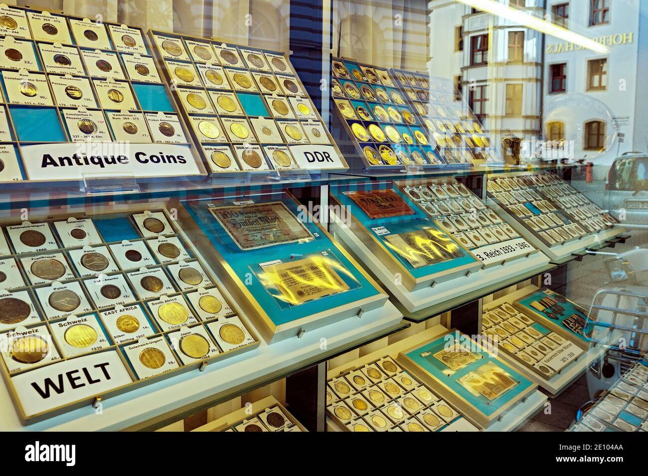 Vitrine mit verschiedenen Münzsammlungen, Numismatikgeschäft, Bayern, Deutschland, Europa Stockfoto