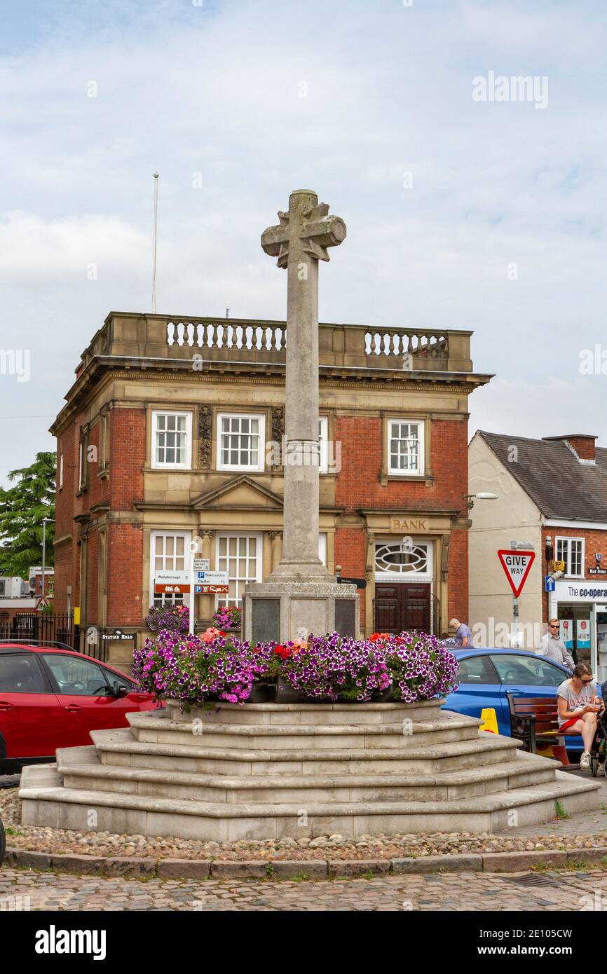 WWI und WWII Memorial Cross im Zentrum von Market Bosworth, Leicestershire, Großbritannien. Stockfoto