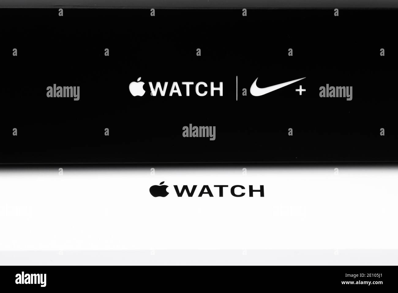 Apple Uhr und Apple Uhr Nike plus Boxen, schwarz und weiß, isoliert auf dem weißen Hintergrund. Auspacken. Dezember 2020, San Francisco, USA Stockfoto
