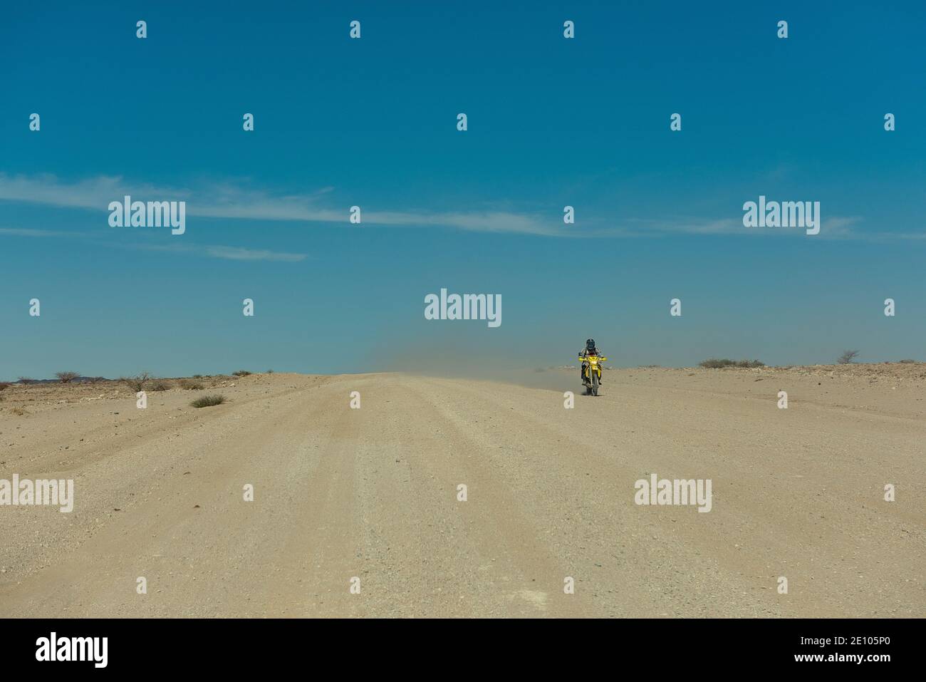 Motorradfahrer auf schmutziger Straße in der Namib Wüste, Namibia Stockfoto