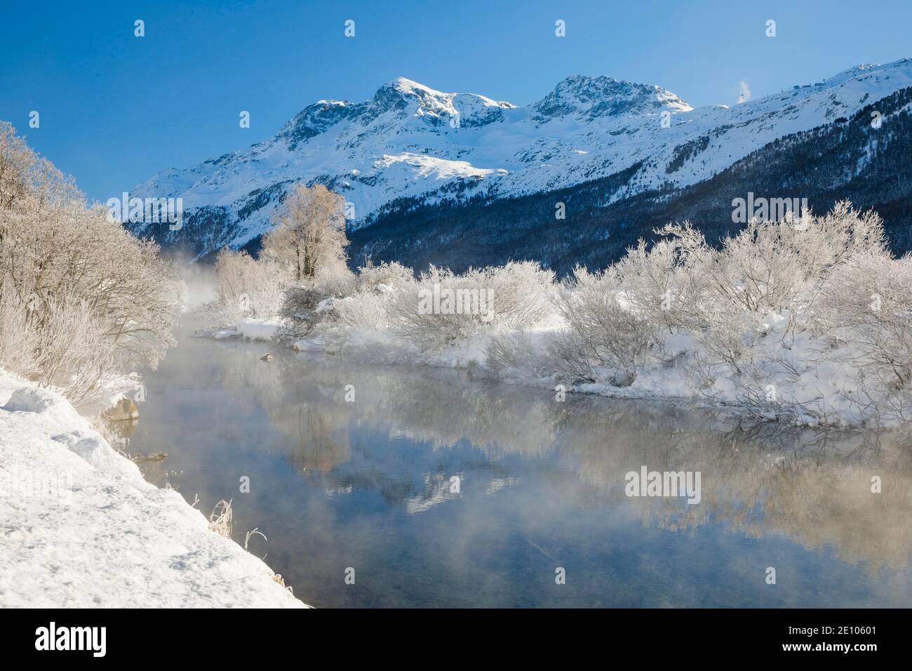 River Inn mit Piz Rosatsch, Piz Surlej und Munt Arlas im Hintergrund, Schweiz, Europa Stockfoto