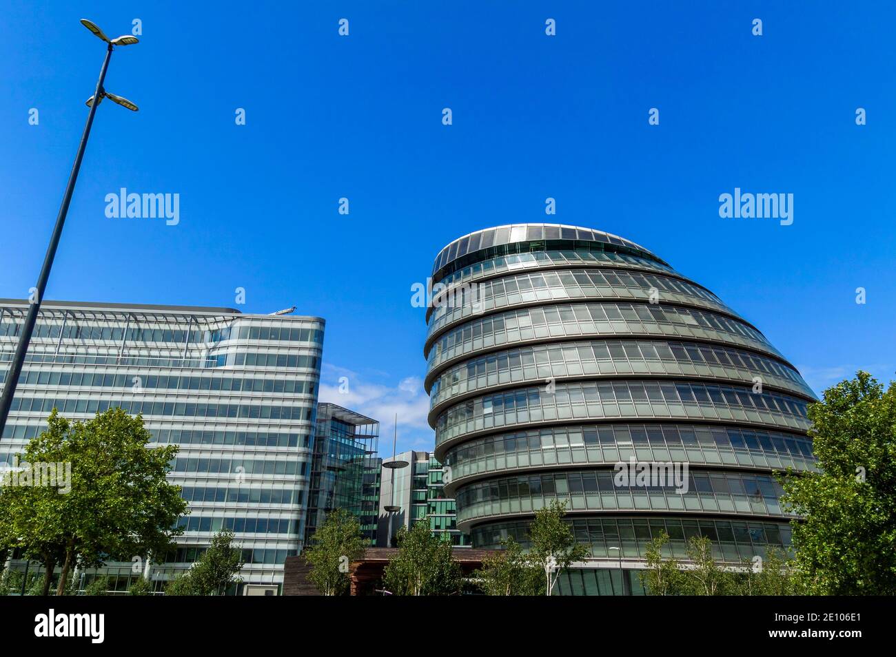 City Hall Stadtbild moderner Architektur Wolkenkratzer in London auf Die Themse, die der Sitz der Regierung für ist London und ist ein beliebter Trave Stockfoto