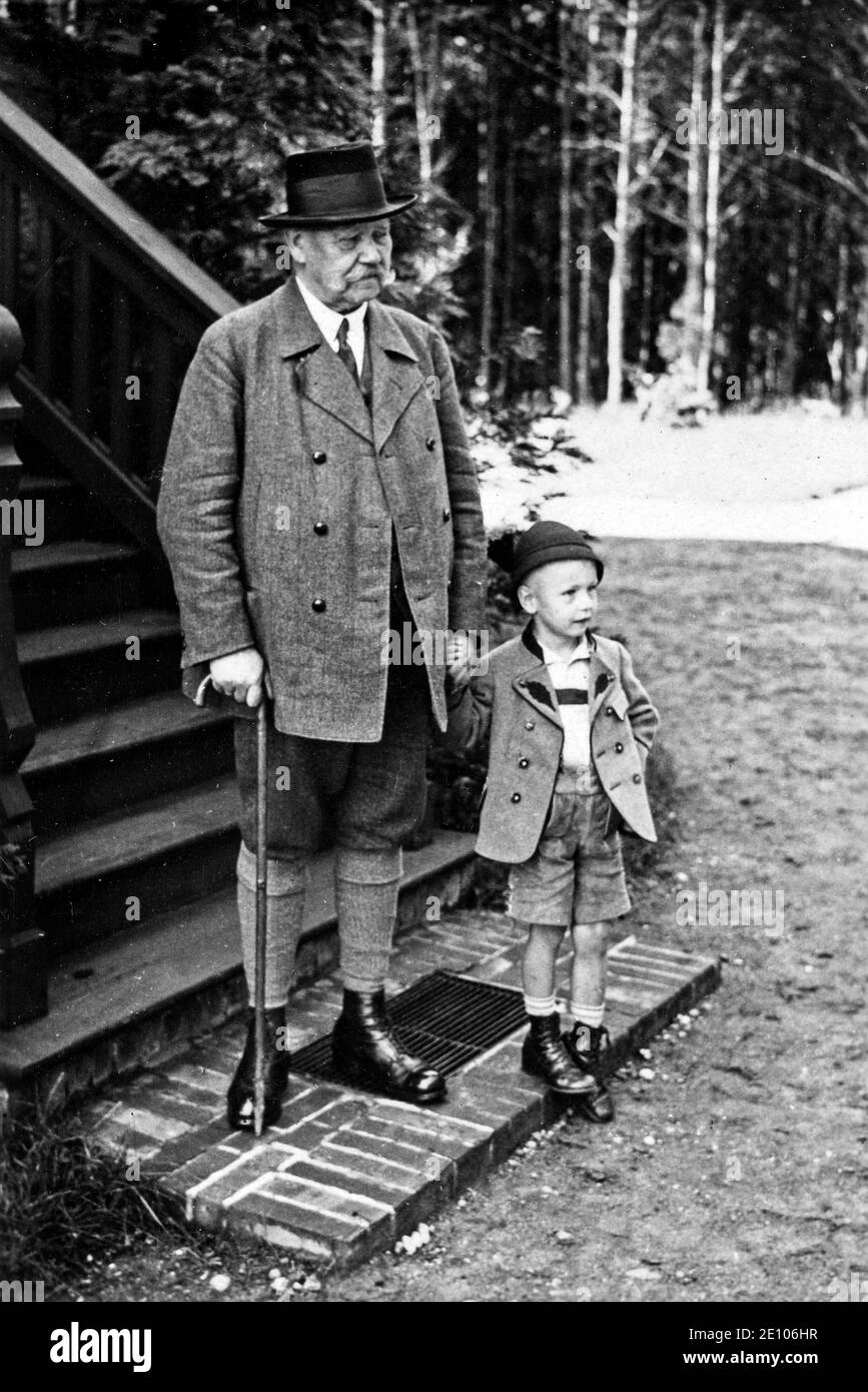 Paul von Hindenburg mit Enkel, historische Fotografie, ca. 1930, Deutschland, Europa Stockfoto
