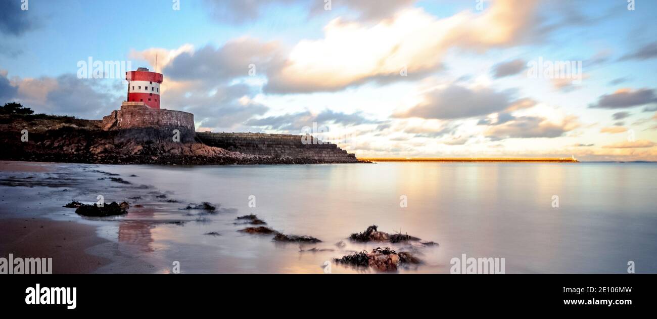 Der Archirondel Tower wurde 1792 auf einem Felsvorsprung in der St. Catherine’s Bay erbaut und wurde über mehrere Jahrhunderte als Garnison für Artilleriesoldaten genutzt. Stockfoto