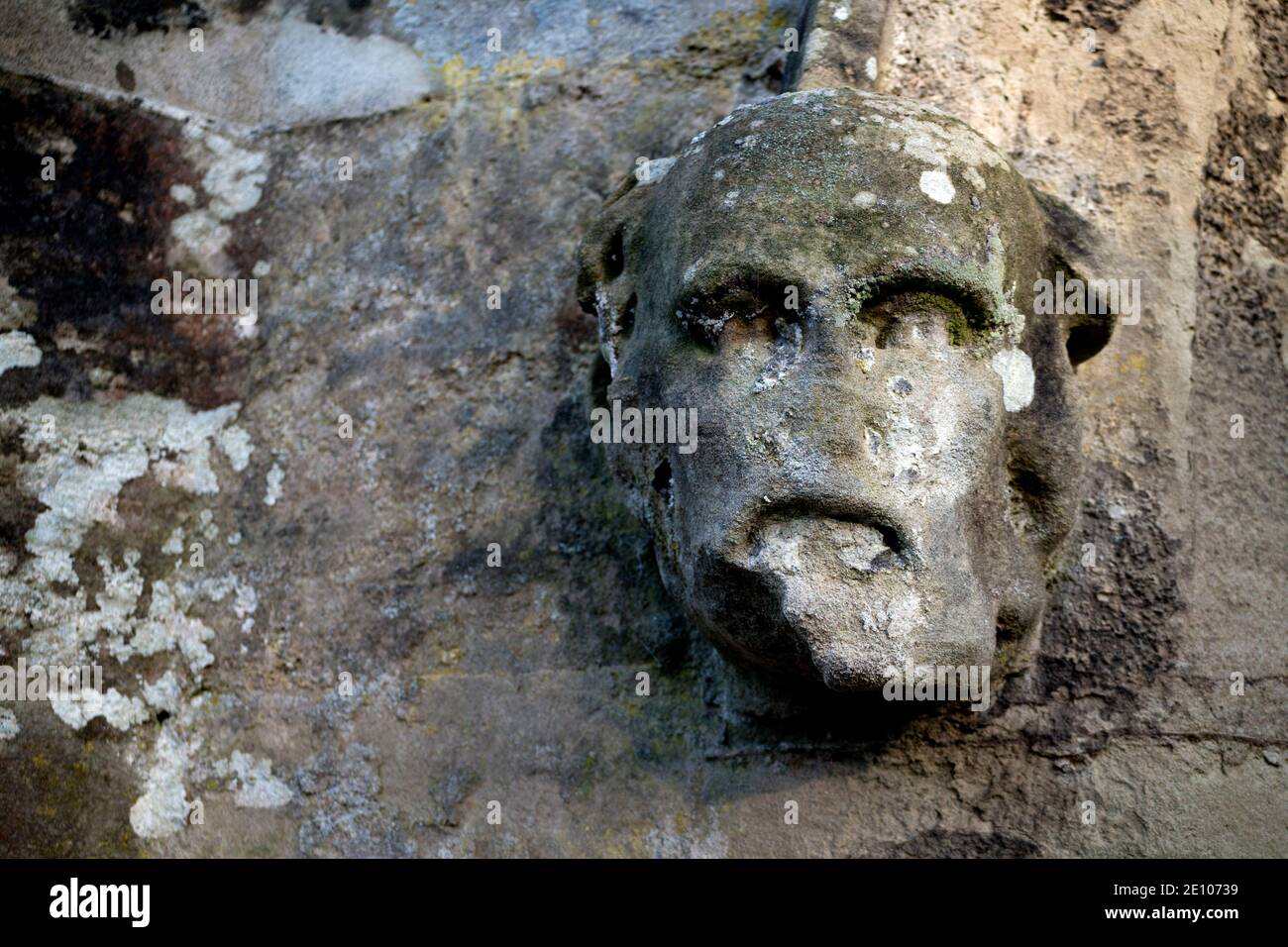 Alte verwitterte geschnitzte Kopf von einer Kirche Tür, Warwickshire, Großbritannien Stockfoto