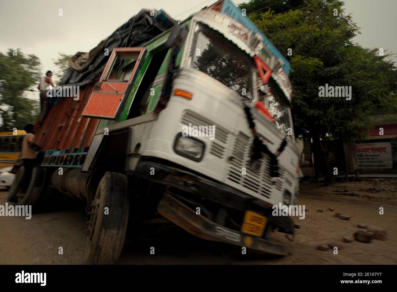 Eine Szene von Transport-LKW-Unfall in Varanasi, Uttar Pradesh, Indien. Stockfoto