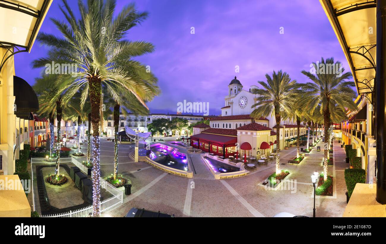 West Palm Beach, Florida, USA im Citypace bei Nacht. Stockfoto