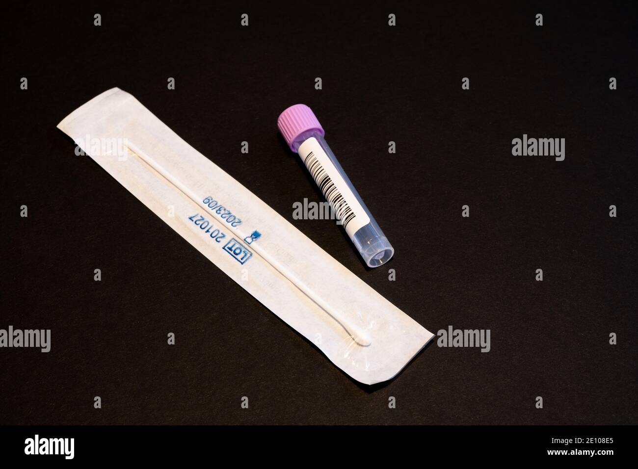 Covid-19 Coronavirus-Heimtest-Kit der britischen Regierung mit Tupfer, Probenflasche und Bedienungsanleitung. Stockfoto