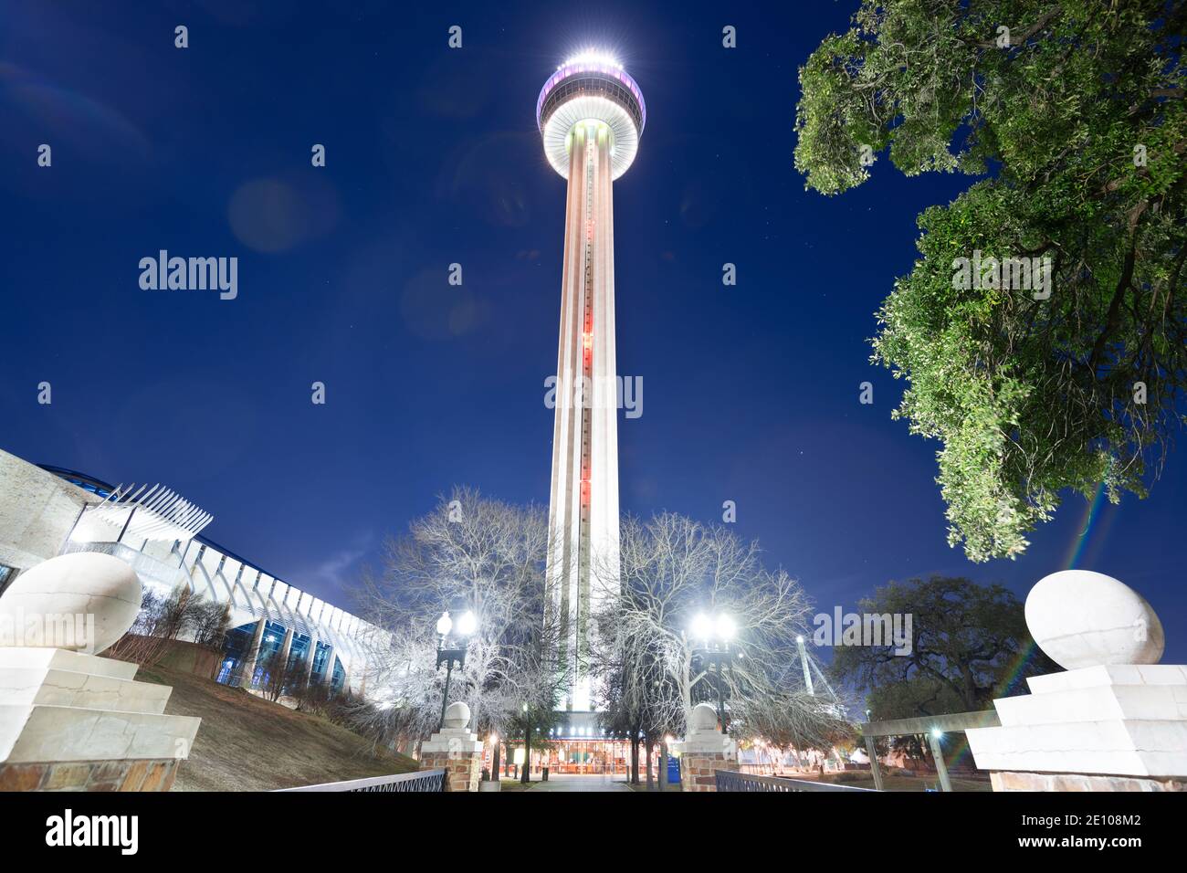 SAN ANTONIO, TEXAS - 31. JANUAR 2018: Tower of Americas bei Nacht. Der 750 Meter (229 Meter) große Aussichtsturm wurde 1968 eröffnet. Stockfoto
