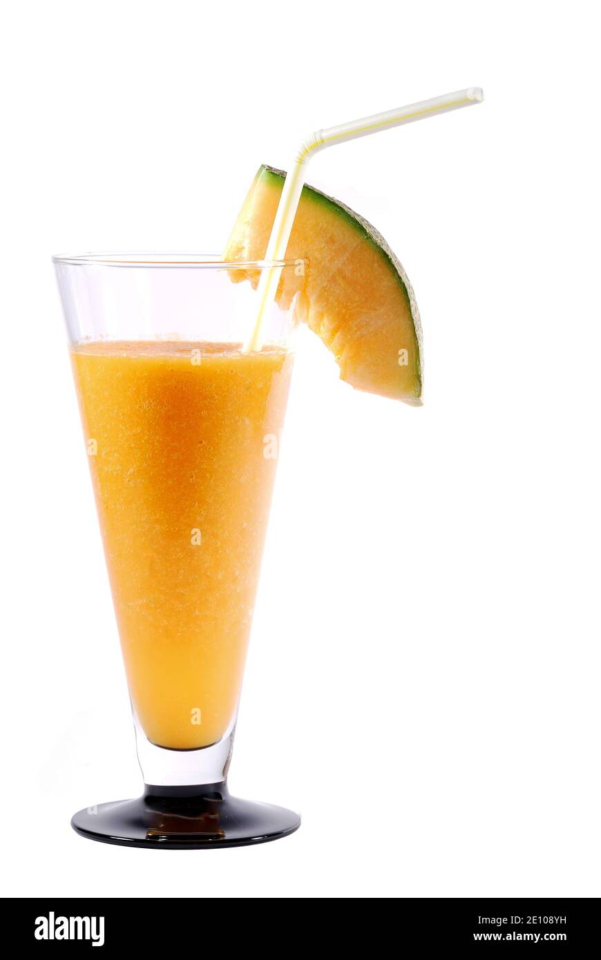 Gelbe saftige Melonen gesunde Ingwer Smoothie mit Trinkstroh groß Hochformat auf weißem Hintergrund anzeigen Stockfoto